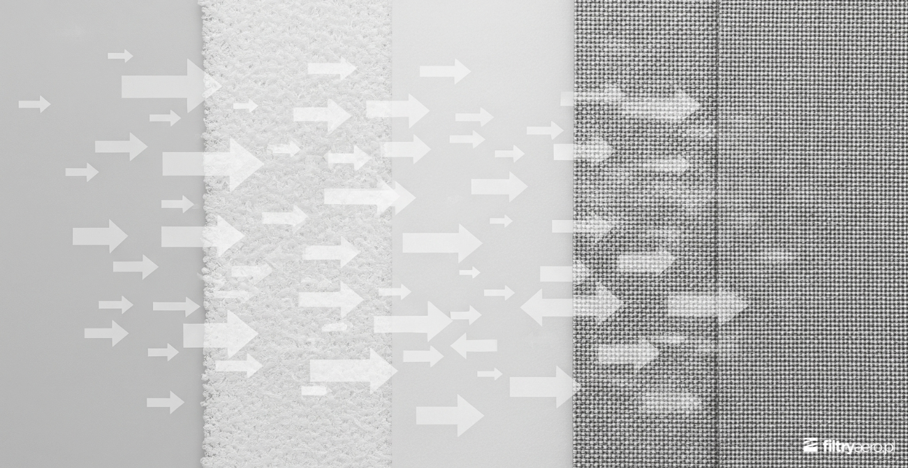 Grafika przedstawiająca różne rodzaje materiałów filtracyjnych z naniesionymi strzałkami o różnej grubości, symbolizującymi opory przepływu powietrza.