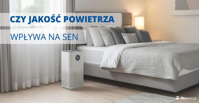 Nowoczesna, jasna sypialnia z dużym łóżkiem. Przy oknie stoi oczyszczacz powietrza wskazujący niski poziom pyłów PM2.5. Na grafice widnieje napis: „CZY JAKOŚĆ POWIETRZA WPŁYWA NA SEN”.