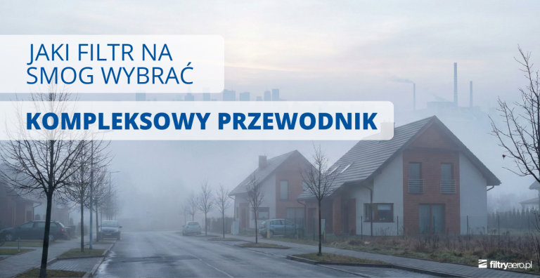 Grafika przedstawiająca osiedle domów jednorodzinnych spowite smogiem, z widocznym napisem „JAKI FILTR NA SMOG WYBRAĆ – KOMPLEKSOWY PRZEWODNIK”, ilustrująca problem zanieczyszczenia powietrza w strefach mieszkalnych.